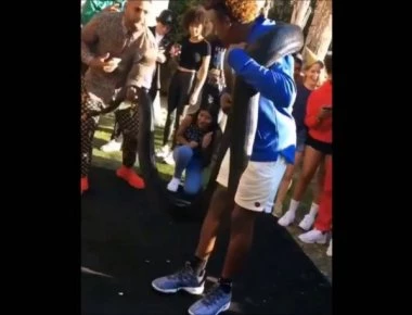 «Ταρζάν» - Δεν φοβάται τα φίδια ο γιος του ΛεΜπρόν! (βίντεο)